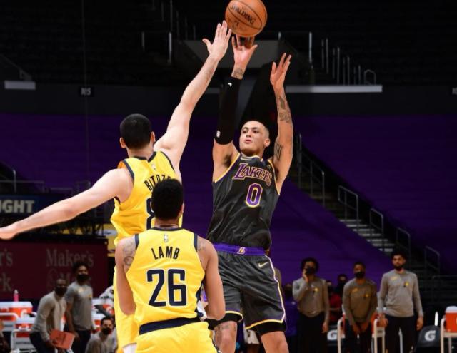 开云体育-末节15分助湖人逆转 库兹马还悄然成为队内篮板王